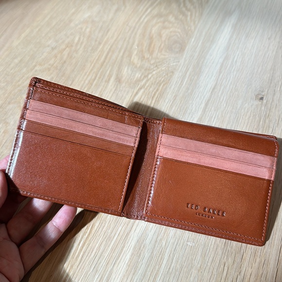 Ted Baker London tan leather bifold wallet. - Picture 2 of 8